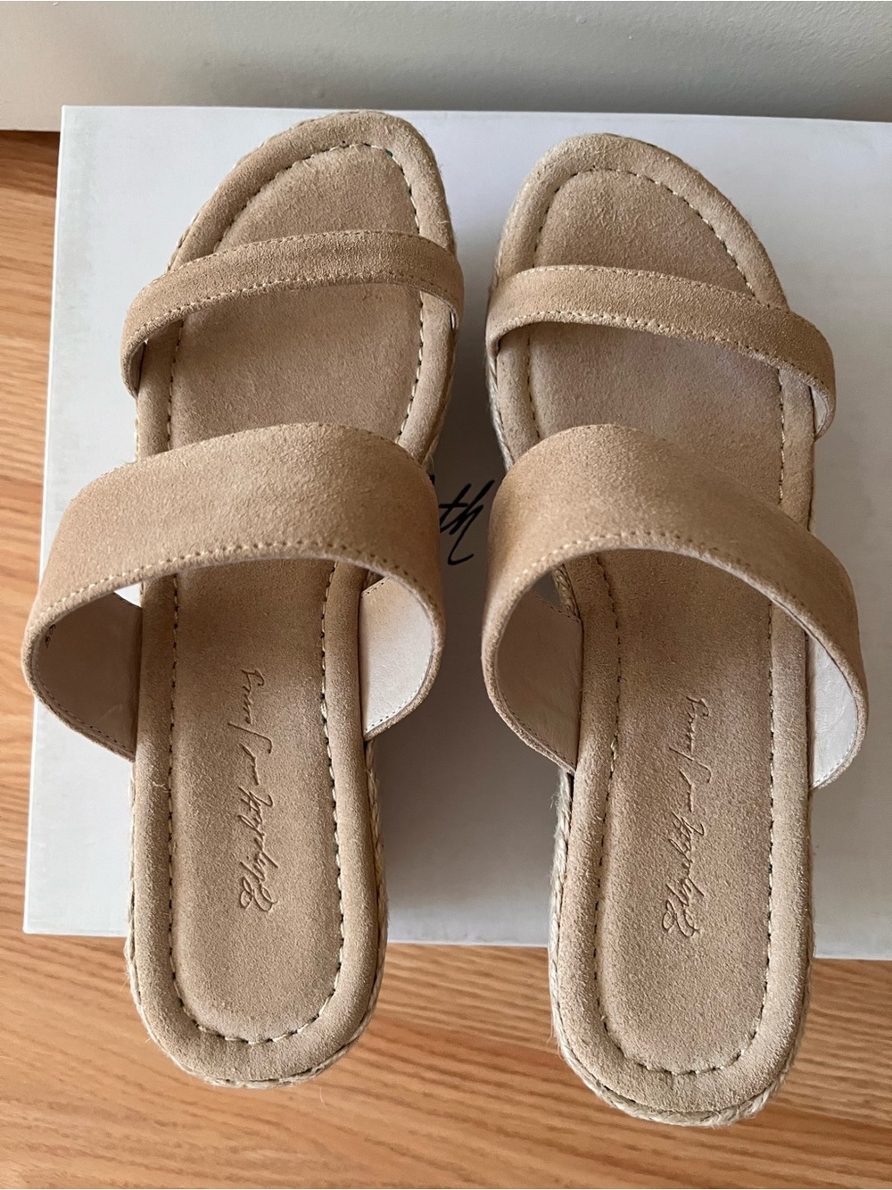 Elizabeth and James Light Tan Suede Slide Sandals -Brand New in box - Picture 3 of 6